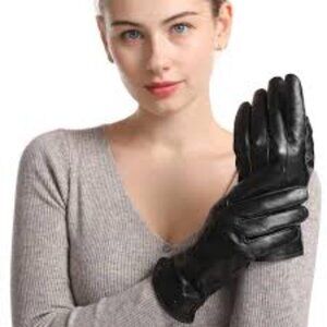 Cashmere lined black leather gloves 🧤